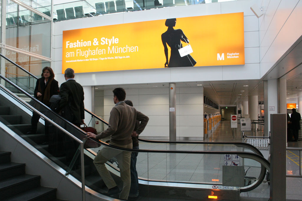 Einzelner Rahmen im Flughafen